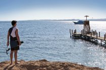 Ныряльщик с плавниками на песчаном пляже — стоковое фото