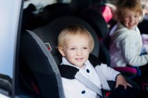 Brother and sister in car — Stock Photo