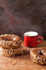 Donuts decorados y café - foto de stock