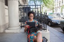 Портрет жінки, що використовує цифровий планшет на відкритому повітрі — стокове фото