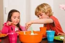 Children dipping vegetables in sauce — Stock Photo