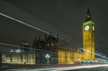 Ampelpfade vorbei am Westminster Palace und Big Ben bei Nacht, London, Großbritannien — Stockfoto