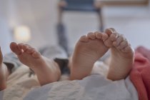 Füße von Menschen im Bett — Stockfoto