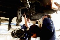 Mechanics repairing car in workshop — Stock Photo