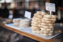 Kekse zum Verkauf in Bäckerei — Stockfoto