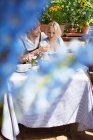 Couple manger ensemble à l'extérieur — Photo de stock