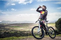 Masculino mountain biker beber garrafa de água no caminho costeiro, Cagliari, Sardenha, Itália — Fotografia de Stock