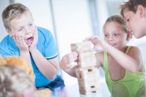 Дети играют в деревянные блоки — стоковое фото