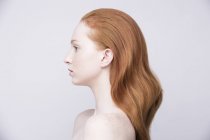 Portrait of young woman, side view, bare shoulders — Stock Photo