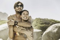 Hombre abrazando novia en la playa, Ciudad del Cabo, Sudáfrica - foto de stock
