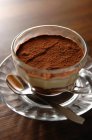 Tasse Kaffee-Dessert mit Schokoladenpuder — Stockfoto