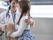 Pediatra consultando con chica - foto de stock