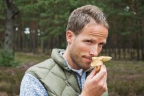 Взрослый мужчина, нюхающий грибы — стоковое фото