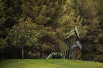Vista de Derricks em poço de petróleo no campo — Fotografia de Stock