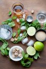 Erbe aromatiche, lime, zucchero e cubetti di ghiaccio — Foto stock