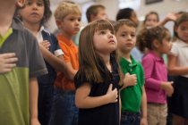 Enfants récitant un serment d'allégeance à l'école — Photo de stock