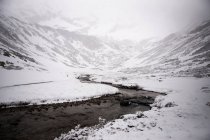 Rivière dans un paysage montagneux enneigé — Photo de stock