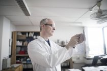 Чоловічий метеоролог читає дані в лабораторії метеорологічної станції — стокове фото
