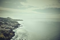 Vista elevada de la costa, Madeira, Cabo Girao, Portugal - foto de stock