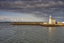 Vista lejana del faro de Howth, Howth, Bahía de Dublín, República de Irlanda - foto de stock