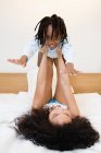 Mãe brincando com o filho — Fotografia de Stock