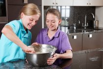 Mädchen kochen in der Küche — Stockfoto