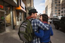 Пара гуляє по міській вулиці — стокове фото