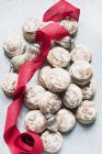 Gingerbread cookies with red ribbon and christmas decorations — Stock Photo