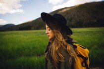 Vista lateral de la mujer con sombrero, ojos cerrados, Rocky Mountain National Park, Colorado, EE.UU. - foto de stock