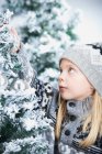 Girl decorating a Christmas tree — Stock Photo