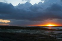 Sonnenuntergang über ländlichem Seewasser — Stockfoto