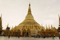 Pagoda Shwedagon y turistas, Yangan, Birmania - foto de stock