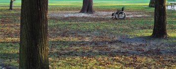 Fauteuil roulant vide dans le parc — Photo de stock