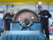 Ingenieros reparando caja de cambios industrial en fábrica de ingeniería - foto de stock