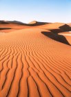 Dunas de areia onduladas do deserto de namib sob o céu azul — Fotografia de Stock