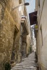 Escadaria de rua montanhosa estreita típica, Vittoriosa, Malta — Fotografia de Stock