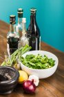 Salat mit Belag und Dressings auf Holztisch — Stockfoto