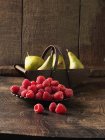 Bowl of raspberries and pears — Stock Photo