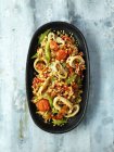 Calamari con pomodorini ciliegini e couscous in piatto — Foto stock