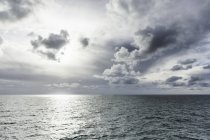 Mar y nubes con luz solar - foto de stock