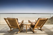 Leere Liegestühle auf Holzdeck, Ramonkrater, Negev-Wüste, Israel — Stockfoto