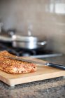 Carne di Pancetta con coltello su tagliere di legno — Foto stock