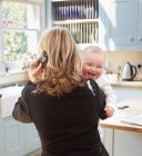 Frau arbeitet mit einem Baby — Stockfoto