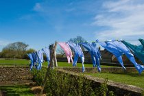 Рубашки, дующие на садовую веревку — стоковое фото