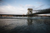 Vista lejana del río Danubio, Puente de las Cadenas, Budapest, Hungría - foto de stock