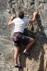 Rear view of male rock climber during daytime — Stock Photo