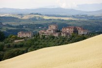 Observação de casas de fazenda em Le Crete, Toscana, Itália — Fotografia de Stock