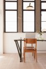 Appartamento interno con tavolo e sedie — Foto stock