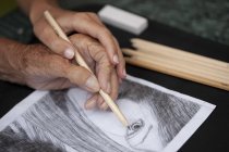 Close up de mão de mulher sênior fazendo desenho a lápis — Fotografia de Stock