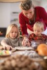 Madre e figlie di cottura per Natale — Foto stock
